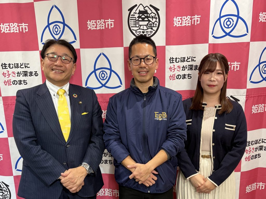 （左から）パーソナリティの清元秀泰姫路市長、イーグレブルワリーのブルワー・竹本忠弘さん、ナビゲーターの洲崎春花